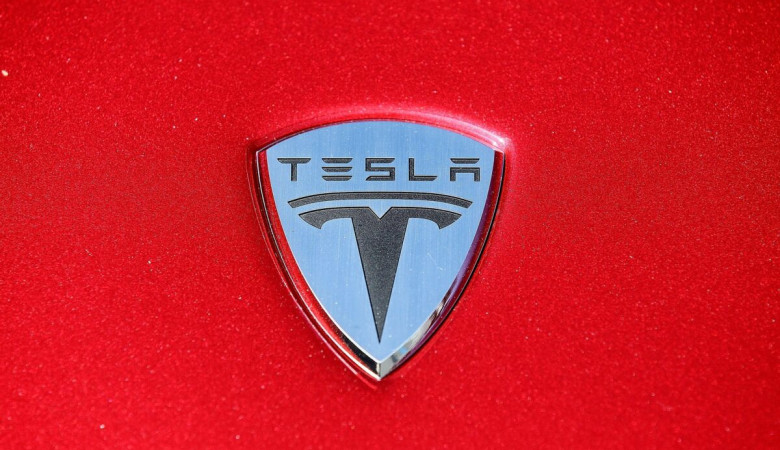 Аукцион Car For Coin начал продажу автомобилей Tesla за BTC.